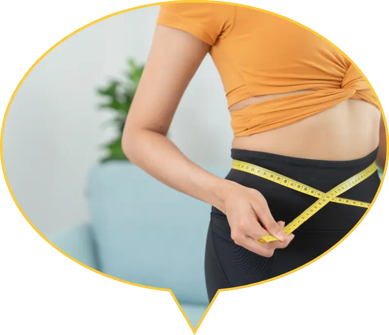 Mujer midiendo su cintura despues de tomar Tejocote