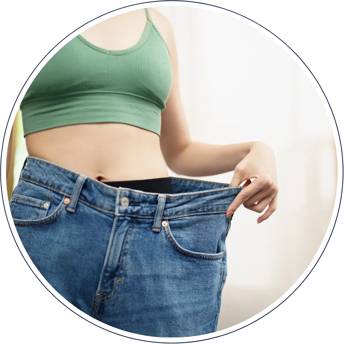 Mujer con pantalon de talla grande luego de perder peso tomando Tejocote