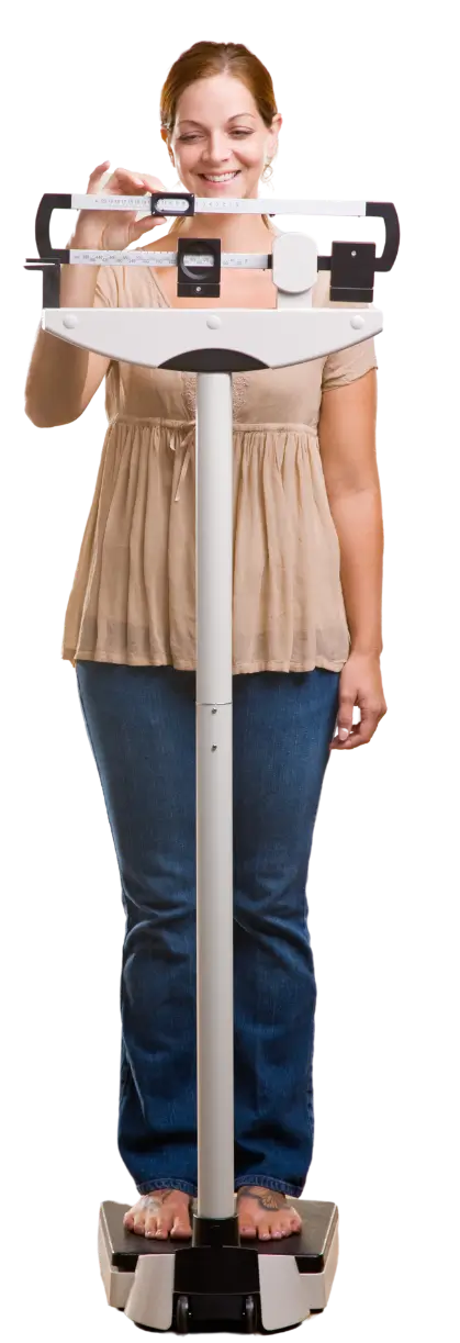 Mujer pesandose despues de tomar Tejocote